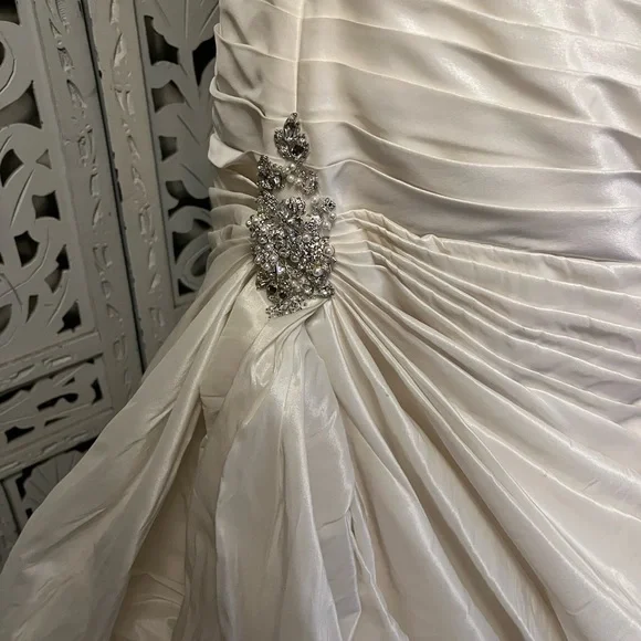 👰‍♀️HOST PICK👰‍♀️ WHITE SILKY SMOOTH WITH LACE & TRAIN WEDDING DRESS GOWN - Picture 13 of 16